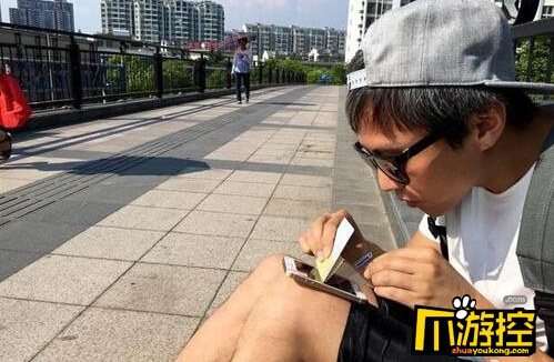 邓超天桥贴膜爆火 引发网友热评-爪游控