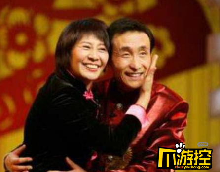 62岁小品演员巩汉林近照 身材消瘦需扶墙才能站稳