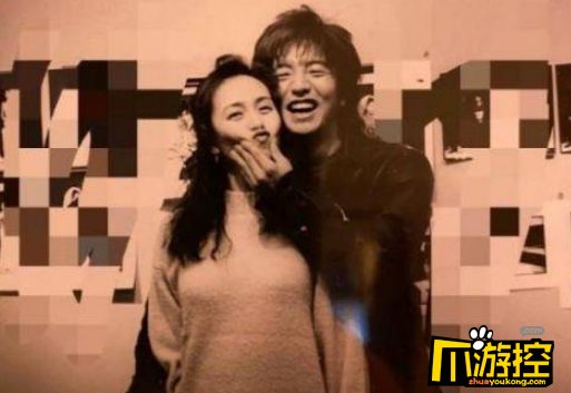 照片中,木村拓哉从背后亲昵地捏着工藤静香的下巴,木村拓哉一脸灿笑