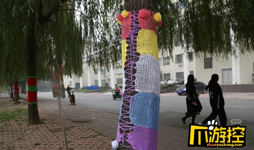 河南女大学生为树木手织新毛衣 路过的行人频