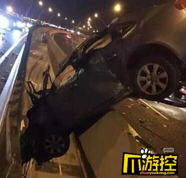 上海一 奥迪 深夜 飞高架桥悬空  司机现场死亡-爪
