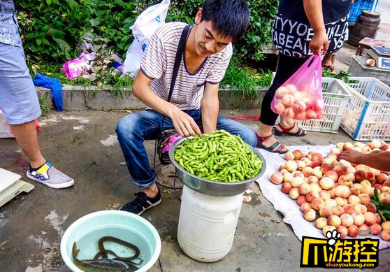 安徽18岁小伙摆地摊攒学费上大学 为减轻父母