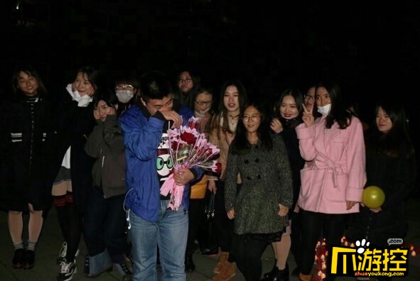 男生被20名女生告白 围观男子羡慕不已-爪游控