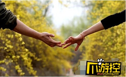 高校学生体验一日情侣 有人觉得变扭有人牵手