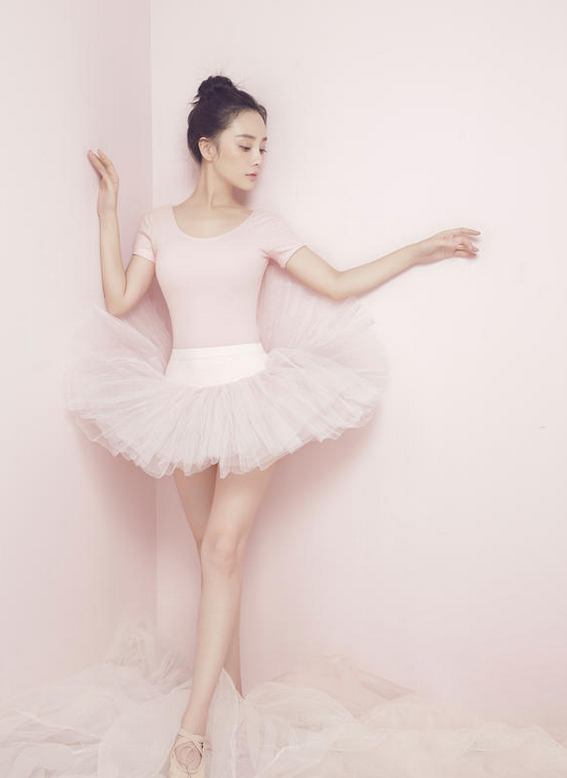 李小璐芭蕾优雅风写真照 李小璐依旧青春粉嫩