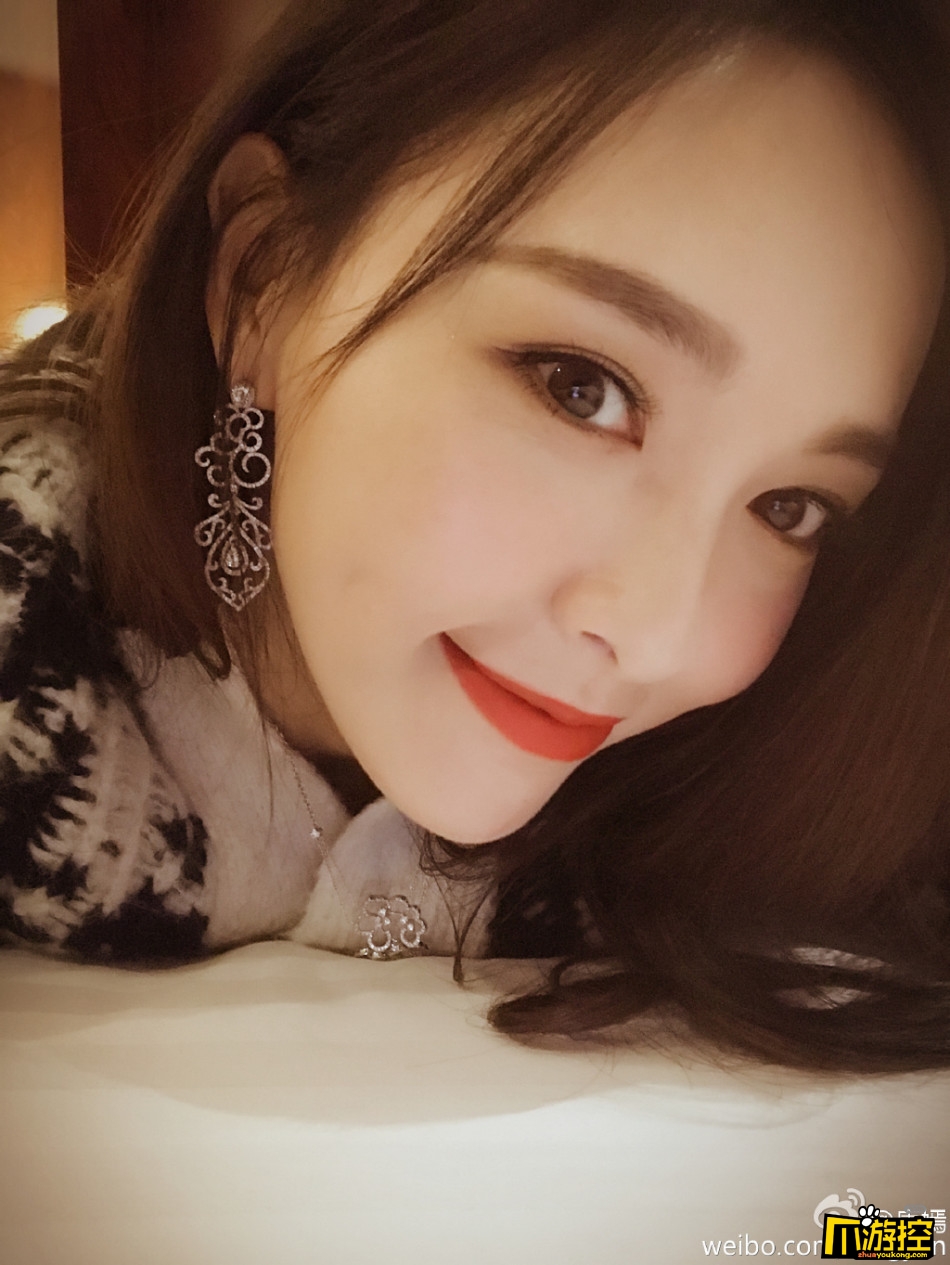 唐嫣烈焰红唇微笑露酒窝 唐嫣贺新剧收视佳绩