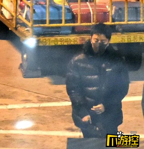 贾乃亮默认李小璐出轨了?机场露面问及李小璐一言不发