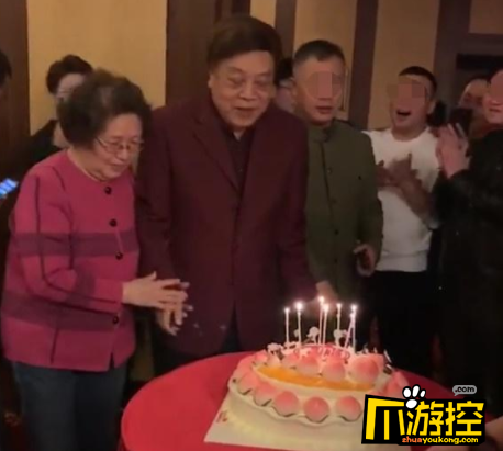 赵忠祥77岁生日现场照曝光 与结婚50多年妻子