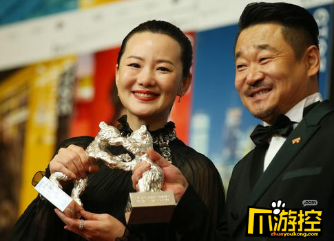 王景春咏梅柏林电影节获奖 凭《地久天长》包