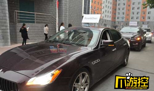 河北男子开豪车到大学求爱 引发网友关注