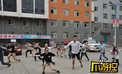 河北男子开豪车到大学求爱 引发网友关注