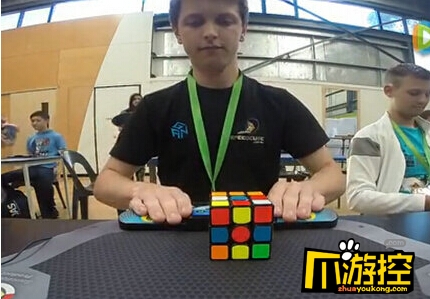 澳大利亚一学生4.73秒还原魔方 打破世界纪录