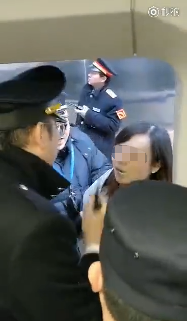 为等老公 合肥女子用身体强行阻拦高铁发车2