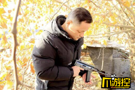 上饒瘋公牛傷人后奔至學校,警民攜手將公牛引入空曠廠區后開槍擊斃