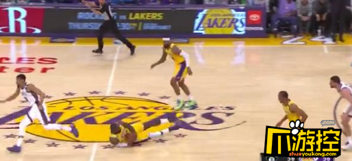 詹姆斯倒地抢断,拼命的詹姆斯又来了